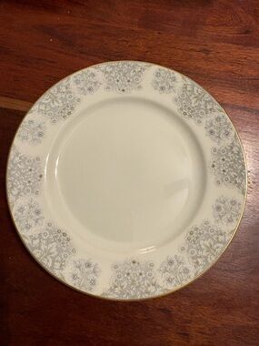Mikasa Ivory China SNOW GARDEN L2823 Salad Plate(s) 7 1/2"